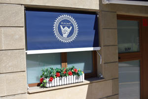 toldo rotulado para ventana instalado en zarautz